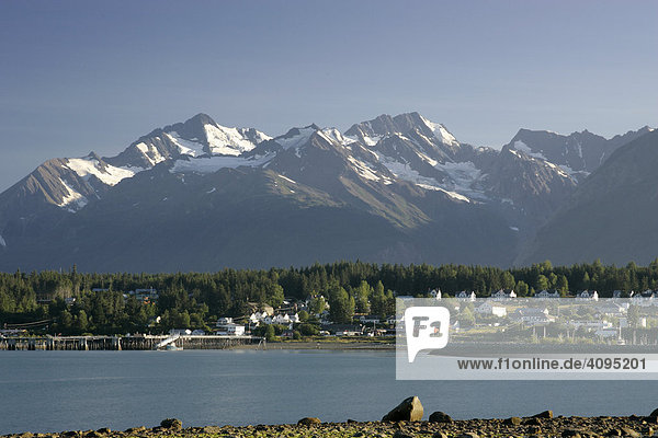 Blick auf den Ort Haines mit der Bucht und den umliegenden Bergen Alaska USA