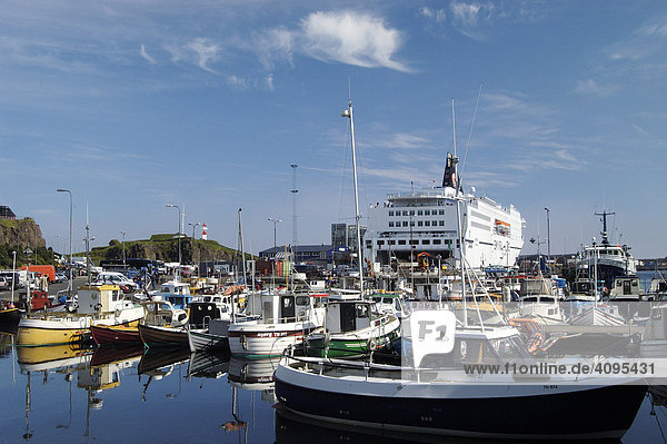 Hafen von Thorshavn mit Schiff der Smyril Line Thorshavn Faeroer Färöer Inseln