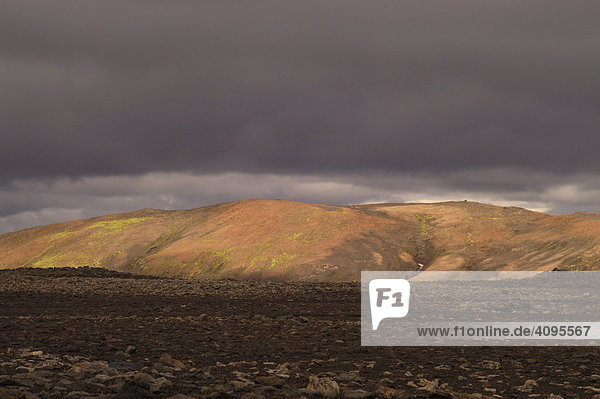Obsidian und bunter Berg aus Rhyolith Laugavegur Hrafntinnusker Island