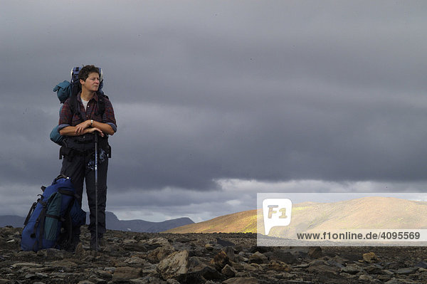 Frau bei einer Rast Abstieg vom Hrafntinnusker Laugavegur Hrafntinnusker Island