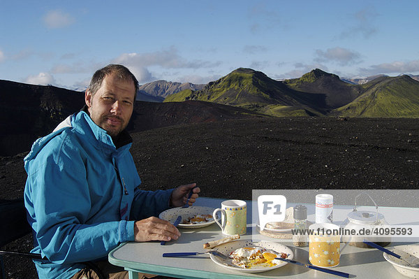 Frühstück Standpunkt der westliche Kraterrand des LjÛtipollur Vulkans MR Landmannalaugar Island