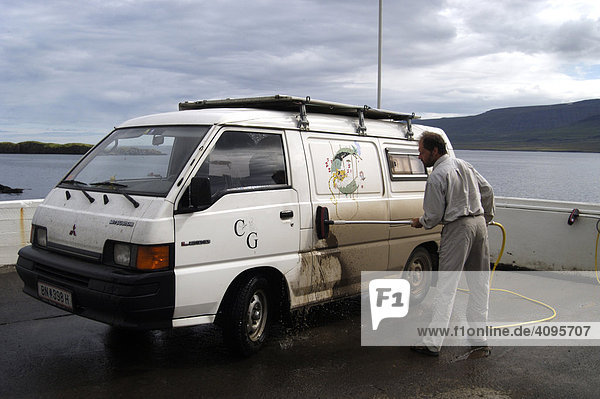 Autowaschen muß man in Island öfters dafür gibt es in jedem Ort einen gratis Waschplatz Vopnafjör_ur Nordisland Island