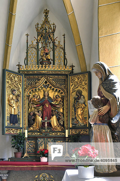 Gotischer Seitenaltar in Wallfahrtskirche von Heiligenblut Kärnten Österreich