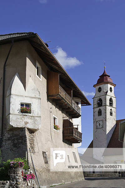 Altes Haus mit Erker und Pfarrkirche zu den Heiligen Ulrich und Wolfgang  Deutschnofen oder Nova Ponente  Eggental  Südtirol  Italien