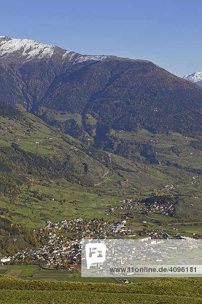 Blick auf den Ort Mals  Oberer Vinschgau  Südtirol  Italien