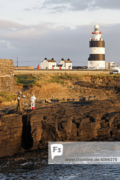 Leuchtturm am Hook¥s Head dessen Mauern aus dem 13. Jahrhundert stammen  County Wexford  Irland