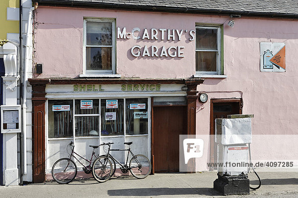 Eine alte Autowerkstätte mit dem typisch irischen Namen Mc Carthy  Skull  Cork  Irland
