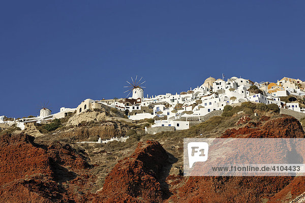 Der westliche Teil des Ortes Oia vom Hafen Ammoudi aus gesehen  Oia  Santorin  Griechenland