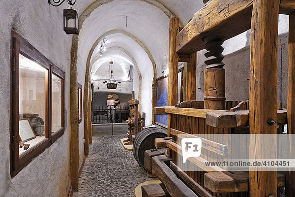 Eine alte hölzerne Weinpresse  Weinmuseum und Kellerei Koutsouyanopoulos  Santorin  Griechenland