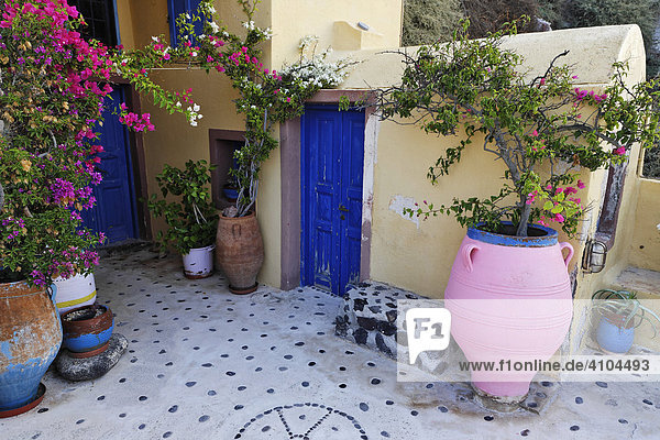 Ein farbenfroher Innenhof eines Hauses  Oia  Santorin  Griechenland