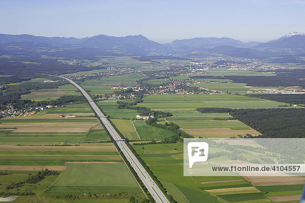 Luftaufnahme der Südautobahn (A2) mit blick über Neunkirchen zum Raxmassiv  Föhrenau  Niederösterreich  Österreich
