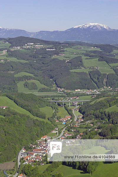 Ort Edlitz und Brücke der Südautobahn dahinter Heilanstalt Hochegg Grimmenstein    Luftaufnahme  Niederösterreich  Österreich