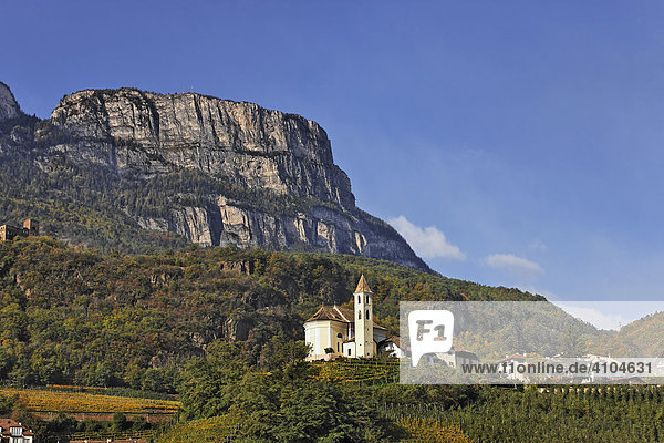 Ort Missian mit Kirche dahinter der Gantkofel  bei Bozen  Südtirol  Italien