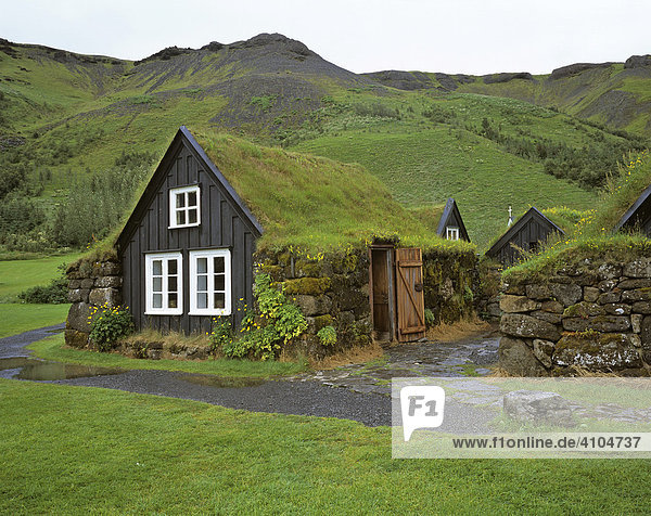 Altes Wohnhaus mit Grasdach im Freilichtmuseum von Skogar  Island