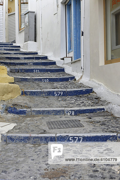 Die stufen vom alten Hafen in die Stadt sind numeriert  Fira  Santorin  Griechenland