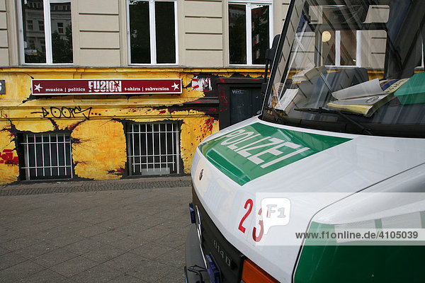 Polizei-Einsatzwagen vor Haus  Kreuzberg  Berlin  Deutschland