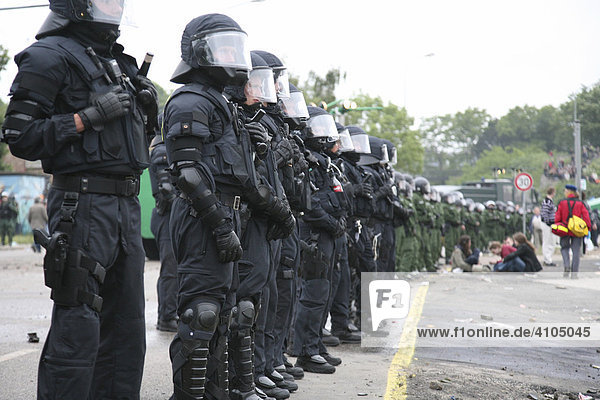 Aufgereihte Polizeibeamte mit Helmen bei Polizeieinsatz  Heiligendamm  Rostock  Deutschland