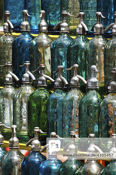 Soda Siphons auf dem Antiquitätenmarkt  Plaza Dorrego  San Telmo  Buenos Aires  Argentinien