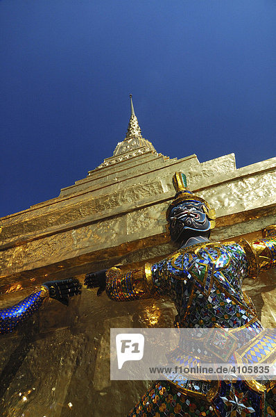 Statue von Yaksha  Goldene Chedi  Wat Phra Kaeo Tempel  Bangkok  Thailand  Asien