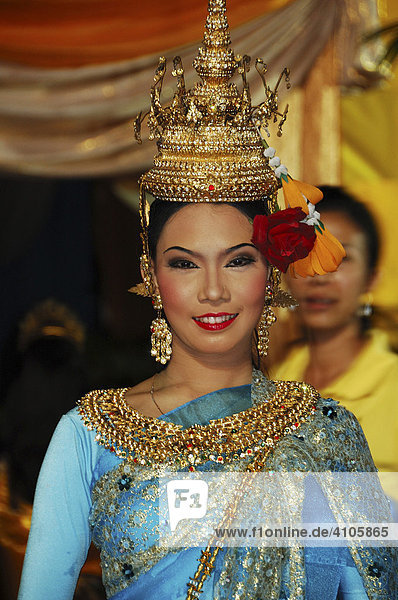 Tänzerin  Bühnenauftritt während Feierlichkeiten zum Geburtstag des Königs  Bangkok  Thailand