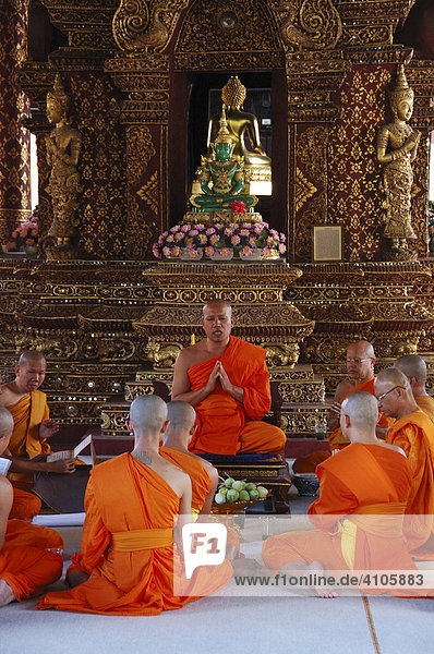 Buddhist monks meditating and praying  Wat Phra Singh  Chiang Mai  Thailand