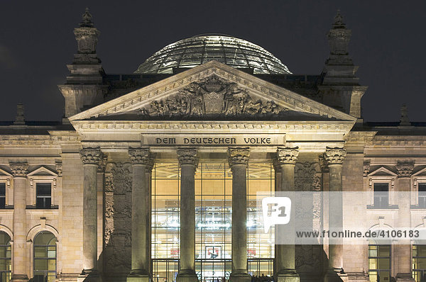 Reichstagsgebäude bei Nacht  Berlin  Deutschland