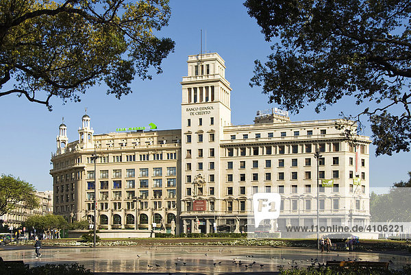 Placa de Catalunya  hinten das Gebäude der Banco Espanol de Credito  Stadteil Eixample  Barcelona  Spanien  Europa