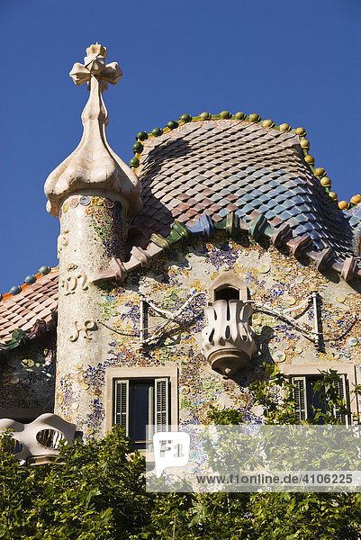 Dach der Casa Batlò des Architekten Antoni Gaudí  Stadtteil Eixample  Barcelona  Spanien  Europa