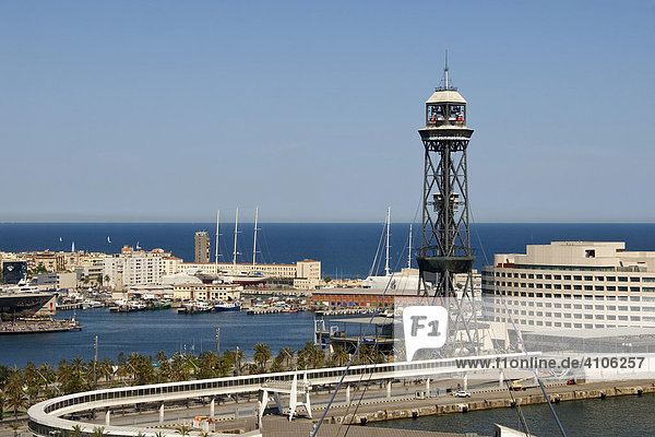 Blick über den Hafen Port Vell mit dem Torre de Jaume I der Seilbahn Transbordador Aeri  Barcelona  Spanien  Europa