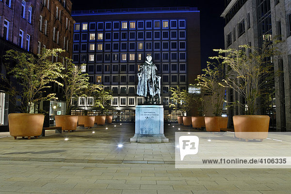Bürgermeister-Petersen-Platz am Neuen Wall in Hamburg  Deutschland
