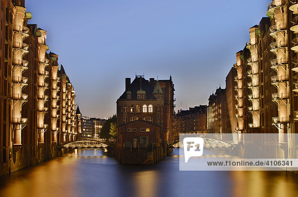 Das Wasserschlösschen in der Speicherstadt von Hamburg  Deutschland