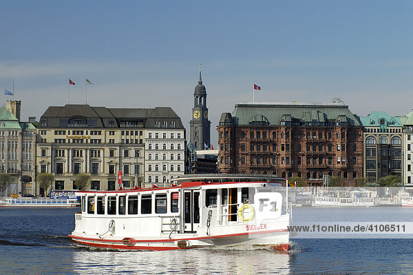Die Binnenalster mit Alsterdampfer in Hamburg  Deutschland