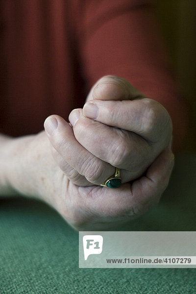 Hände einer Frau  symbolisch für Rheuma
