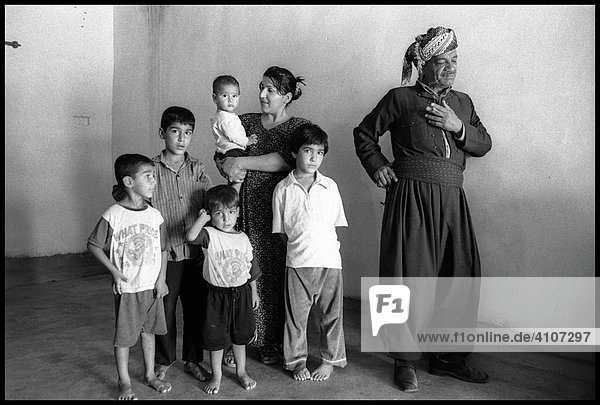 Kurdische Familie in ihrem Wohnzimmer  qarradarra