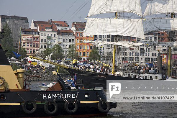 Auslaufparade zum Hamburger Hafengeburtstag  Hamburg  Deutschland