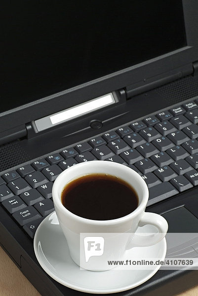 Laptop und eine Tasse Kaffee