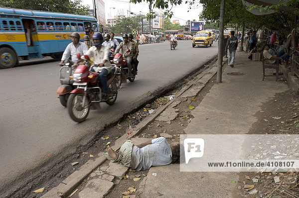 Ein obdachloser Tagelöhner schläft auf der Straße  Howrah  Hooghly  Westbengalen  Indien
