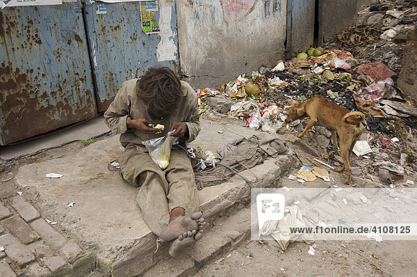 Ein Obdachloser auf den Straßen des Stadtteils Topsia  Menschen die sich nur noch durch Bettelei oder den Müll anderer Leute ernähren können passen nicht mehr ins Image des boomenden Schwellenlandes man findet sie aber dennoch an jeder Ecke  Kalkutta  Kolkata  Westbengalen  Indien