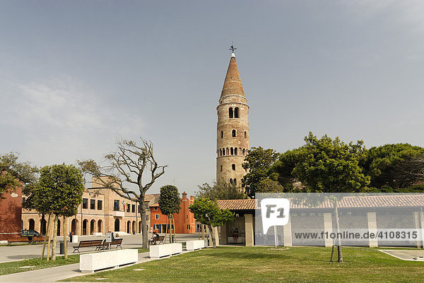 Kathedrale mit Kirchturm  Caorle an der Adria  Venetien  Italien