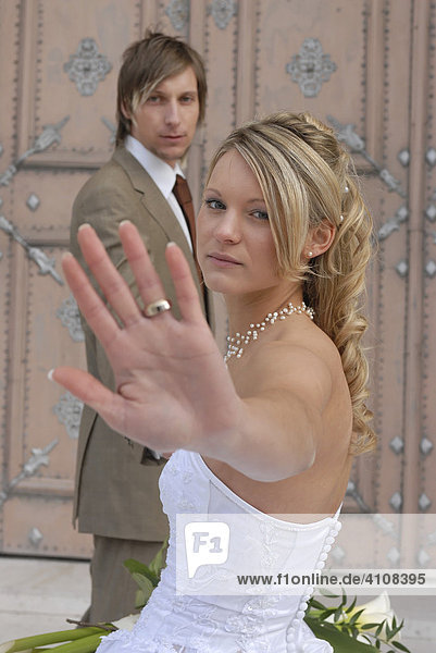 Brautpaar  Braut und Bräutigam  Hochzeit auf dem Weg zur Kirche auf den Kirchenstufen keine Fotoerlaubnis ohne Paparazzi
