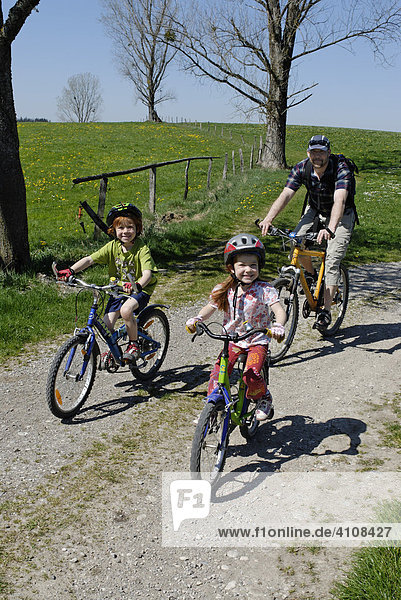 Familie bei einer Radtour bei Königsdorf  Oberbayern  Bayern  Deutschland  Europa