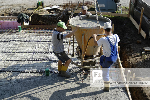 Betonarbeiten am Fundament eines Einfamilienhauses