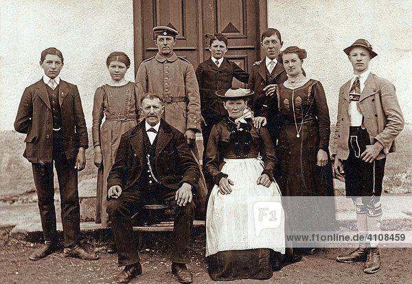 Georg und Anastasia Hasch Bauer mit 7 von 10 Kindern  um 1915  Gelting  Stadt Geretsried  Oberbayern  Bayern  Deutschland  Europa