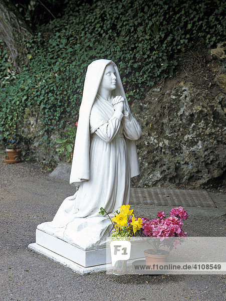 Hl. Bernadette von Lourdes in einer Lourdesgrotte, Museum Kloster St