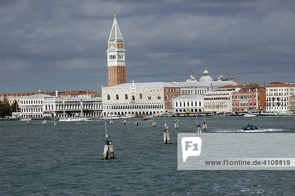Campanile (Markusturm)  Dogenpalast  Canale Grande  Venedig  Venetien  Italien  Europa