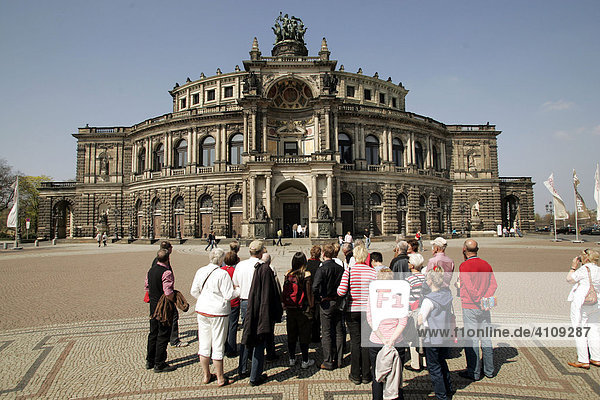 Opernplatz mit Semperoper in Dresden Sachsen Deutschland Europa