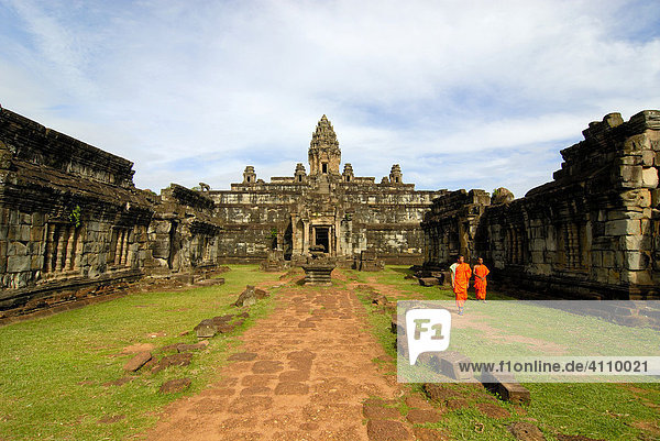 Buddhistische Mönche im Tempel Preah Khan  Angkor  Siem Reap  Kambodscha  Asien