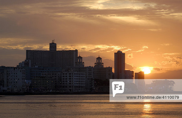 Sonnenuntergang am Malecon mit den Hotels Havana Libre und Hotel Nacional  Havanna  Kuba  Karibik