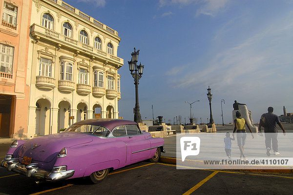Oldtimer  Pink  vor kolonialer Fassade  Havanna  Kuba