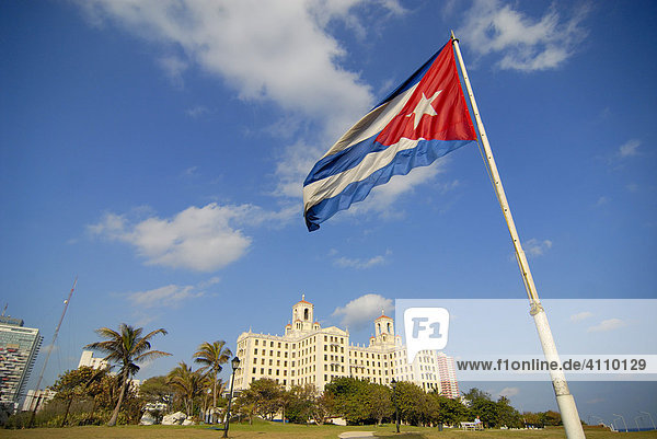 Kubanische Flagge vor dem Hotel Nacional  Havanna  Kuba